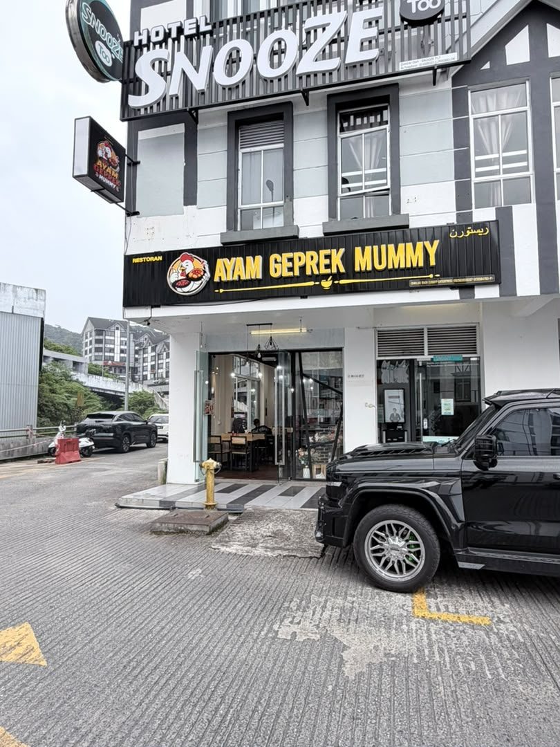 Hadapan kedai Ayam Geprek Mummy
